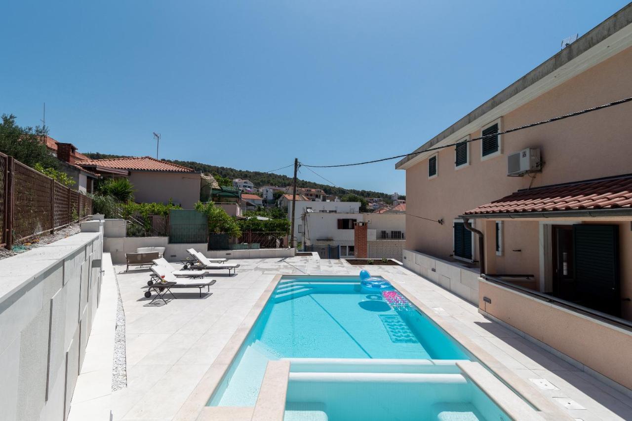 Villa Lavandula With Heated Swimming Pool 트로기르 외부 사진