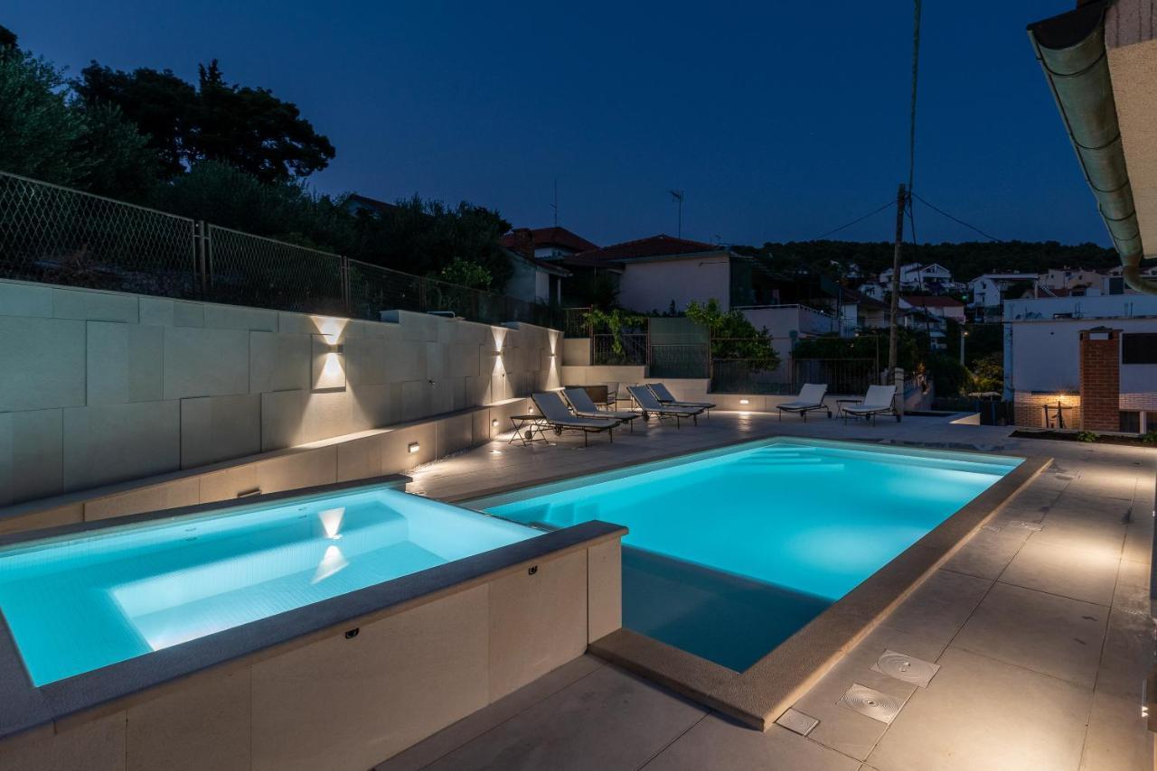 Villa Lavandula With Heated Swimming Pool 트로기르 외부 사진