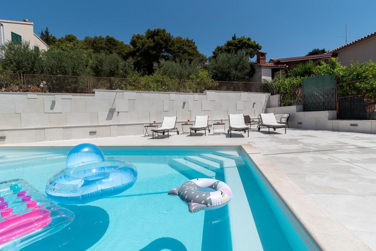 Villa Lavandula With Heated Swimming Pool 트로기르 외부 사진