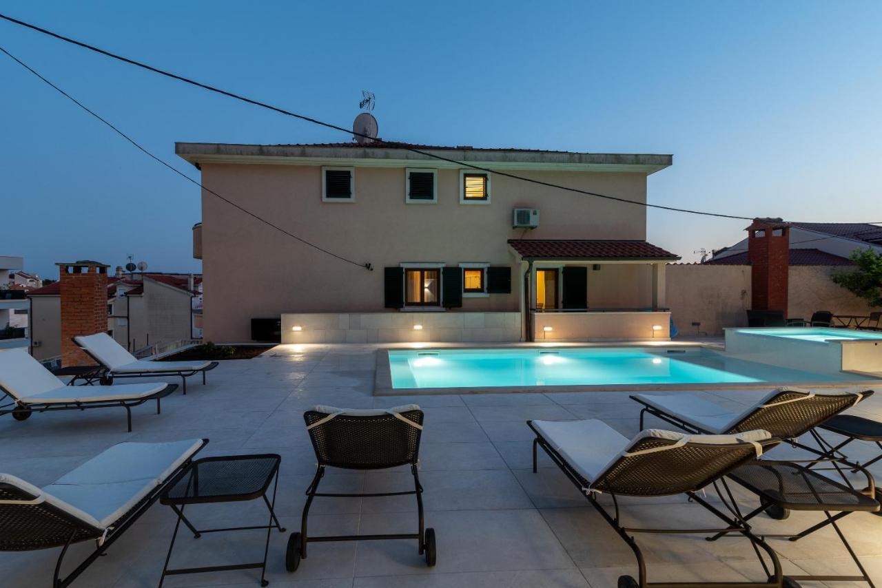 Villa Lavandula With Heated Swimming Pool 트로기르 외부 사진